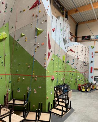 Momentan sieht unsere Kletterwand ziemlich traurig aus ohne die zahlreichen Kletterer und dient als Zwischenlager für unsere Bistrotische.☹️
Aber bleibt weiterhin gespannt, was in unserem Bistro entsteht.💪🏽🤩
•
#fwsauerland #freizeit #schmallenberg #sauerland #kletterwand #climbing #klettern #winterberg #meschede #willingen #lennestadt #olpe #bestwig #olsberg #arnsberg #neheim